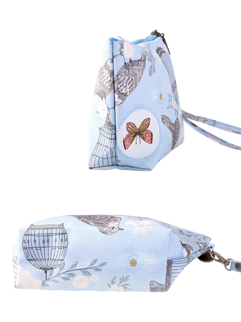 Pequena bolsa de maquilhagem floral de primavera com motivo de jardim primaveril azul celeste fotografias