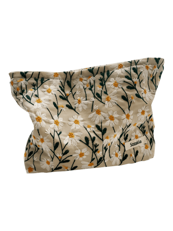 Schminktasche, bestickt mit Gänseblümchen, genadelt, großes Modell in Weiß.