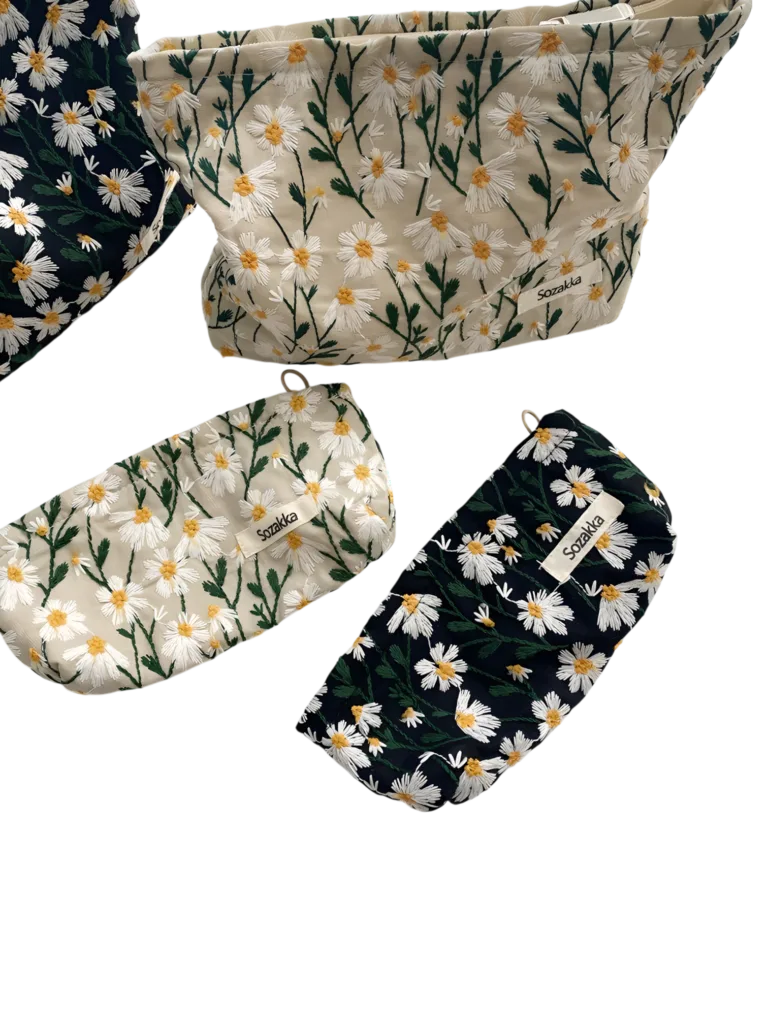 Trousse de maquillage brodée fleurie pâquerettes punch needle présentation 1