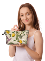 Trousse de maquillage bucolique florale simple mannequin tenant le modèle citronnier