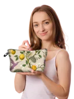 Trousse de maquillage bucolique florale simple mannequin tenant le modèle citronnier