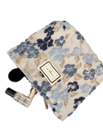 Pochette da trucco in broccato blu con motivo floreale Pochette da trucco in broccato blu con motivo floreale