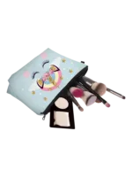 Trousse imprimée licorne simple fille démonstration avec maquillage Trousse imprimée licorne simple fille démonstration avec maquillage