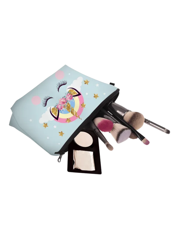 Estuche sencillo con estampado de unicornio para demostración de niña maquillada