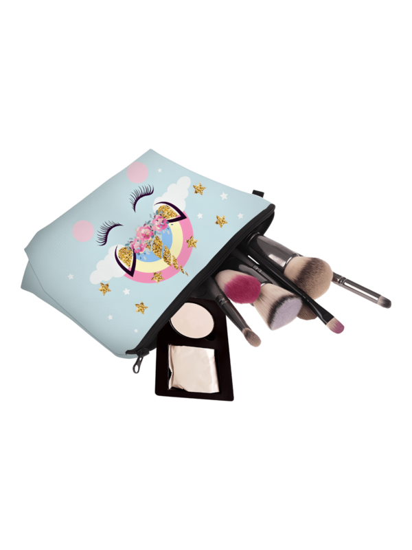 Eenvoudig etui met eenhoornprint voor demonstratiemeisje met make-up