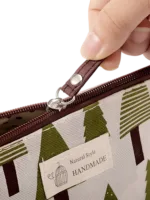 Borsa per il trucco da donna in tessuto con motivi naturalistici e animali e dettagli con zip Borsa per il trucco da donna in tessuto con motivi naturalistici e animali e dettagli con zip