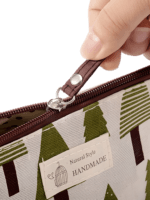 Saco de maquilhagem para mulher em tecido com motivos naturais e animais e pormenores de fecho Saco de maquilhagem para mulher em tecido com motivos naturais e animais e pormenores de fecho