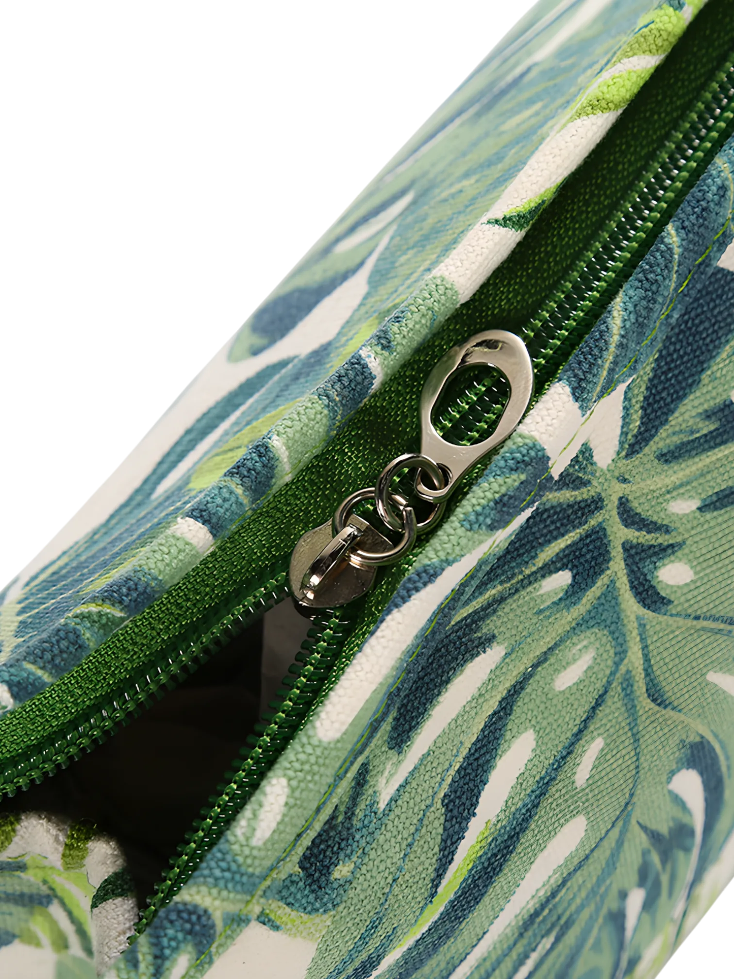 Trousses tropicales motif feuillages verts nature détails zip de près