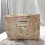 Trousse de maquillage femme motif floral en relief beige