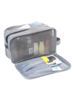Neceser grande y organizado con múltiples compartimentos unisex vista frontal modelo gris Neceser grande y organizado con múltiples compartimentos unisex vista frontal modelo gris