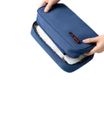 Saco de viagem grande para artigos de higiene pessoal com compartimentos, azul, modelo de demonstração fechado Saco de viagem grande para artigos de higiene pessoal com compartimentos, azul, modelo de demonstração fechado