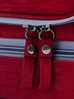 Prático saco de toilette com vários compartimentos para pendurar numa gama de cores com pormenores de fecho Prático saco de toilette com vários compartimentos para pendurar numa gama de cores com pormenores de fecho