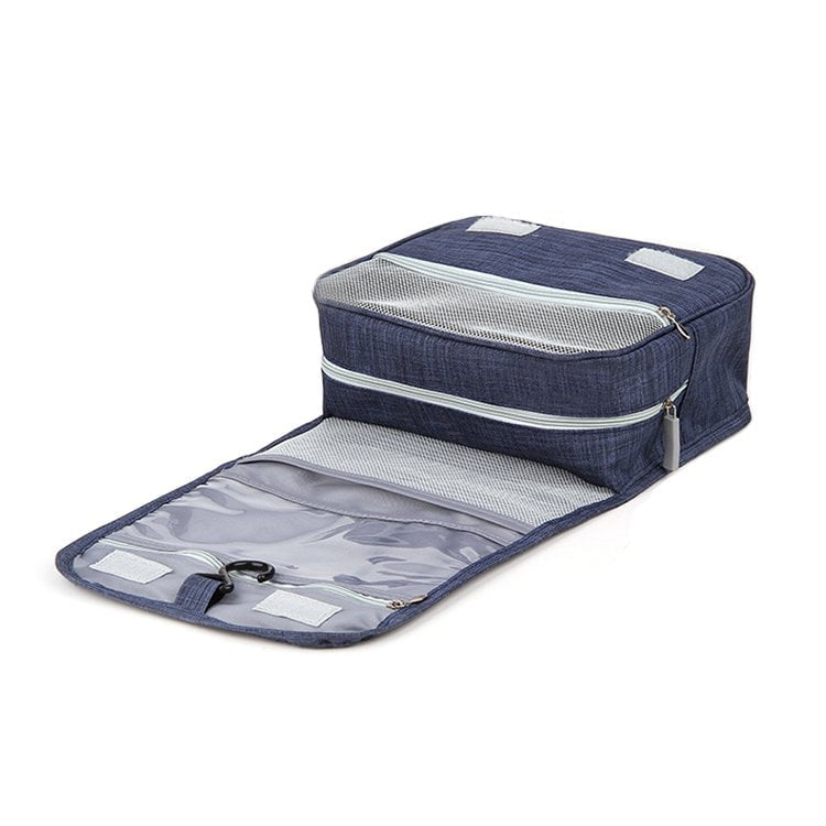 Petite trousse de toilette voyage mini format couchée sur le dos