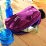 Trousse de maquillage colorée en forme de chat couleur violette avec des produits à l'intérieur