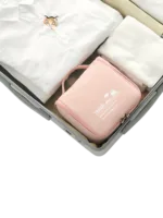 Petite trousse de toilette voyage minimaliste, avec crochet à suspendre, compartiments, coloris homme ou femmes. Pliée dans une valise