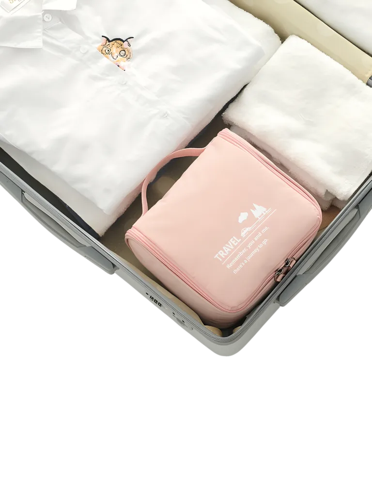 Petite trousse de toilette voyage minimaliste, avec crochet à suspendre, compartiments, coloris homme ou femmes. Pliée dans une valise