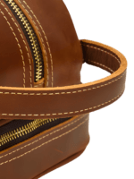 Neceser retro de piel para hombre y mujer con compartimentos marrones y detalles de asas Neceser retro de piel para hombre y mujer con compartimentos marrones y detalles de asas