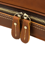 Neceser retro de piel para hombre y mujer con compartimentos marrones y detalles metálicos de cremallera Neceser retro de piel para hombre y mujer con compartimentos marrones y detalles metálicos de cremallera