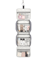 Gran neceser para mujer con compartimentos para colgar, de viaje, con diseño a rayas y bandas. Modelo desplegado en color azul. Gran neceser para mujer con compartimentos para colgar, de viaje, con diseño a rayas y bandas. Modelo desplegado en color azul.