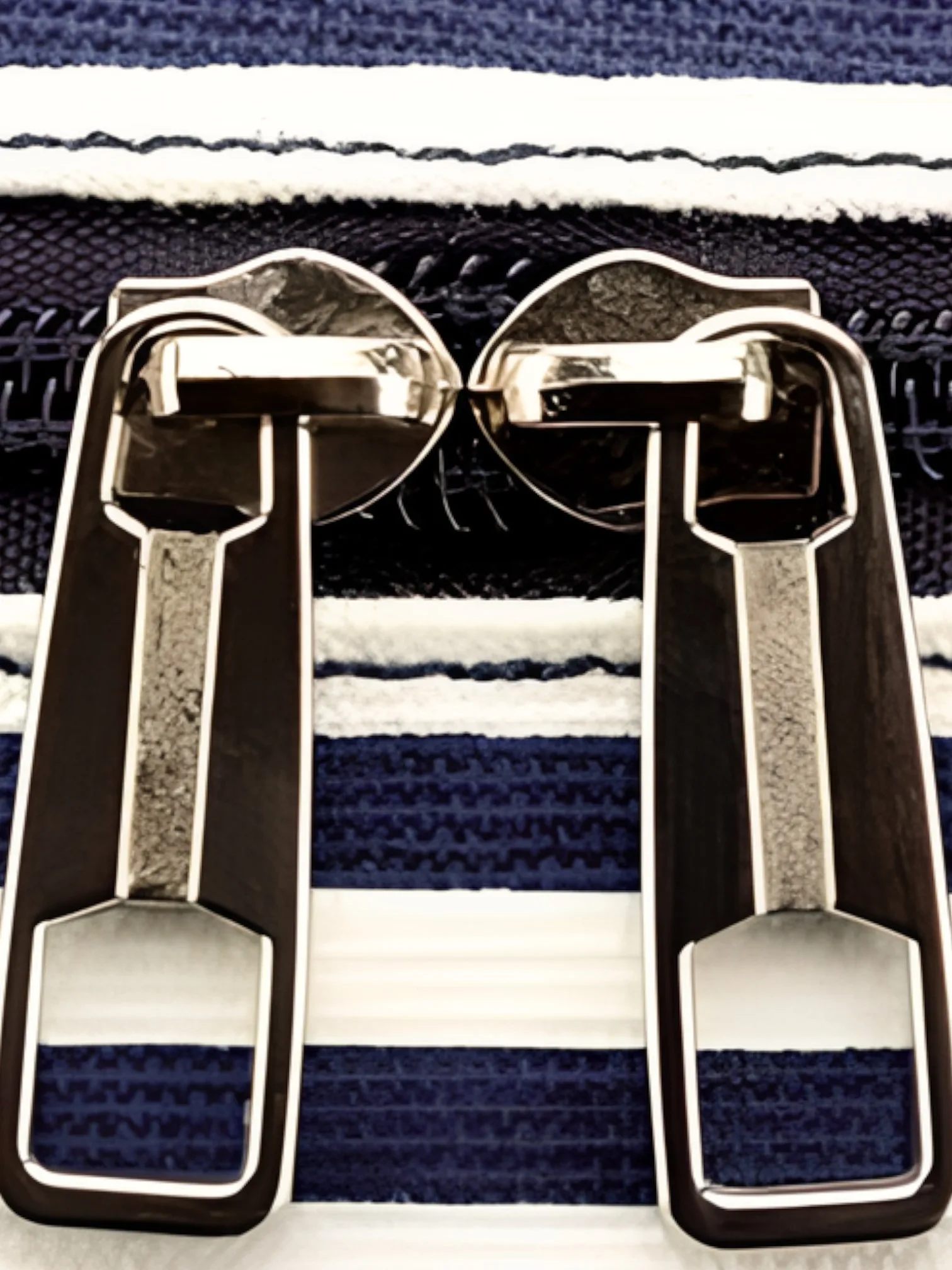 Gran neceser para mujer con compartimentos para colgar, ideal para viajar, con diseño a rayas y bandas. Detalles de la cremallera.