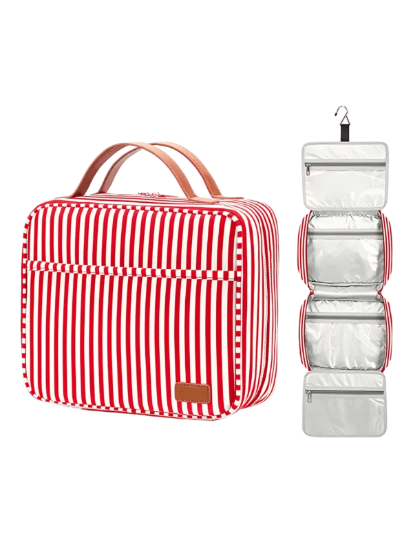 Große Kosmetiktasche für Damen mit hängenden Fächern, für Reisen, mit Streifenmuster. Modell in Rot. Große Kosmetiktasche für Damen mit hängenden Fächern, für Reisen, mit Streifenmuster. Modell in Rot.