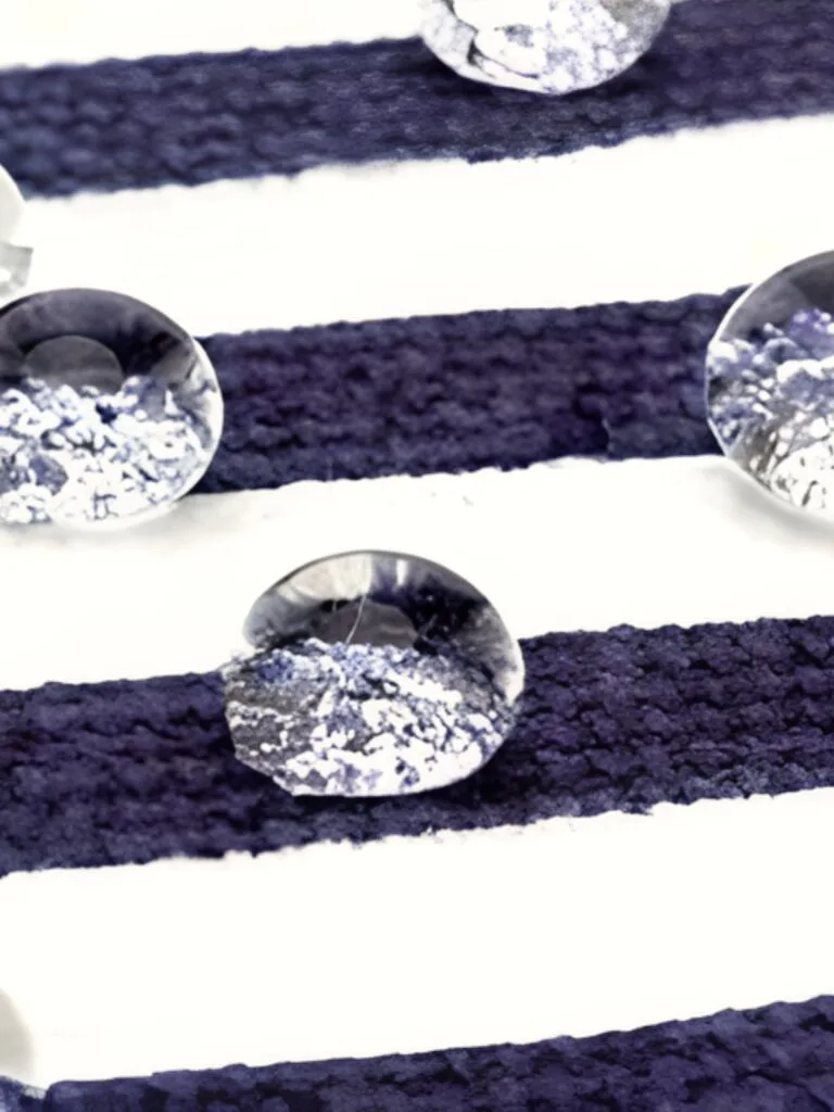 Gran neceser para mujer con compartimentos para colgar, ideal para viajar, con diseño a rayas y bandas. Tejido impermeable.