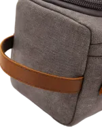 Trousse de toilette homme en toile avec empiècements cuirs et pochette extérieure couleur unie détails anse Trousse de toilette homme en toile avec empiècements cuirs et pochette extérieure couleur unie détails anse