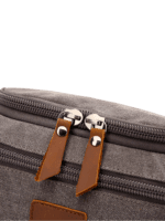 Trousse de toilette homme en toile avec empiècements cuirs et pochette extérieure couleur unie détails zip fermeture
