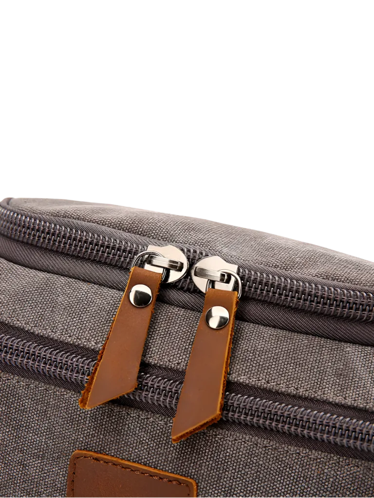 Trousse de toilette homme en toile avec empiècements cuirs et pochette extérieure couleur unie détails zip fermeture