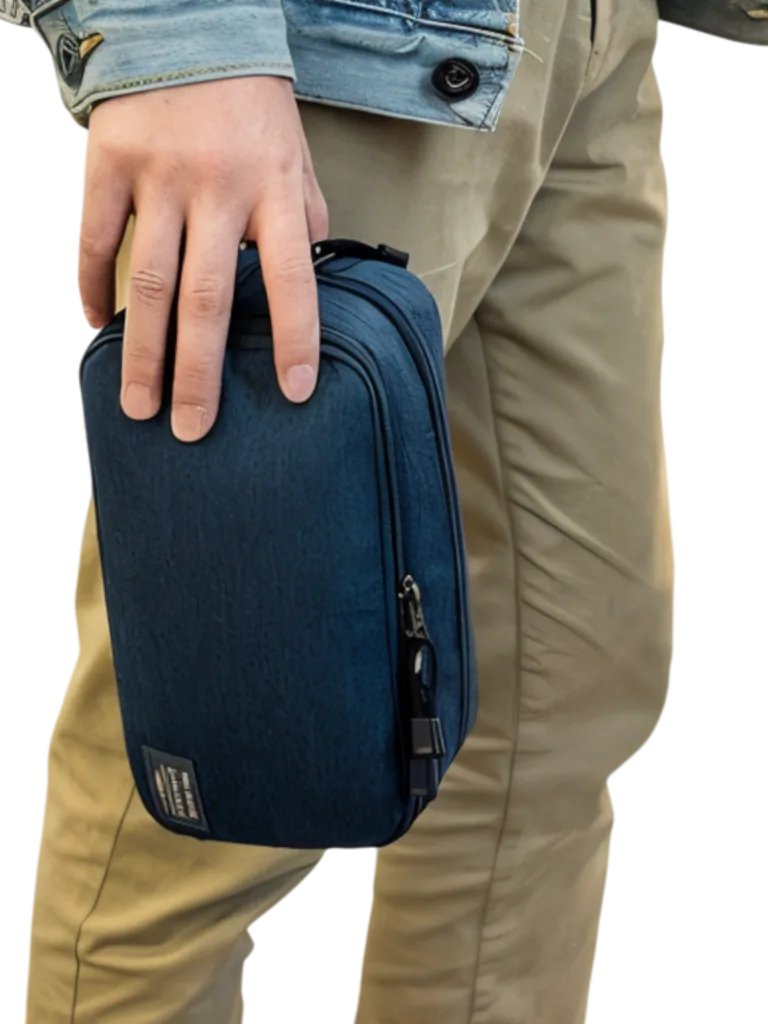 Trousse de toilette homme compartimentée avec pochettes intérieures, couleur unie mannequin avec le modèle bleu