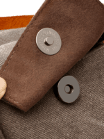 Trousse de toilette homme en toile et empiècements en cuir détails bouton magnétique aimanté