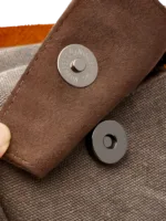 Neceser de hombre de lona e inserciones de piel con detalles de botones magnéticos