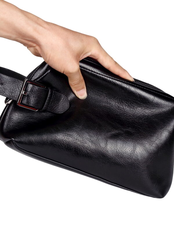 Trousse de toilette imitation cuir veritable noir tenue en main