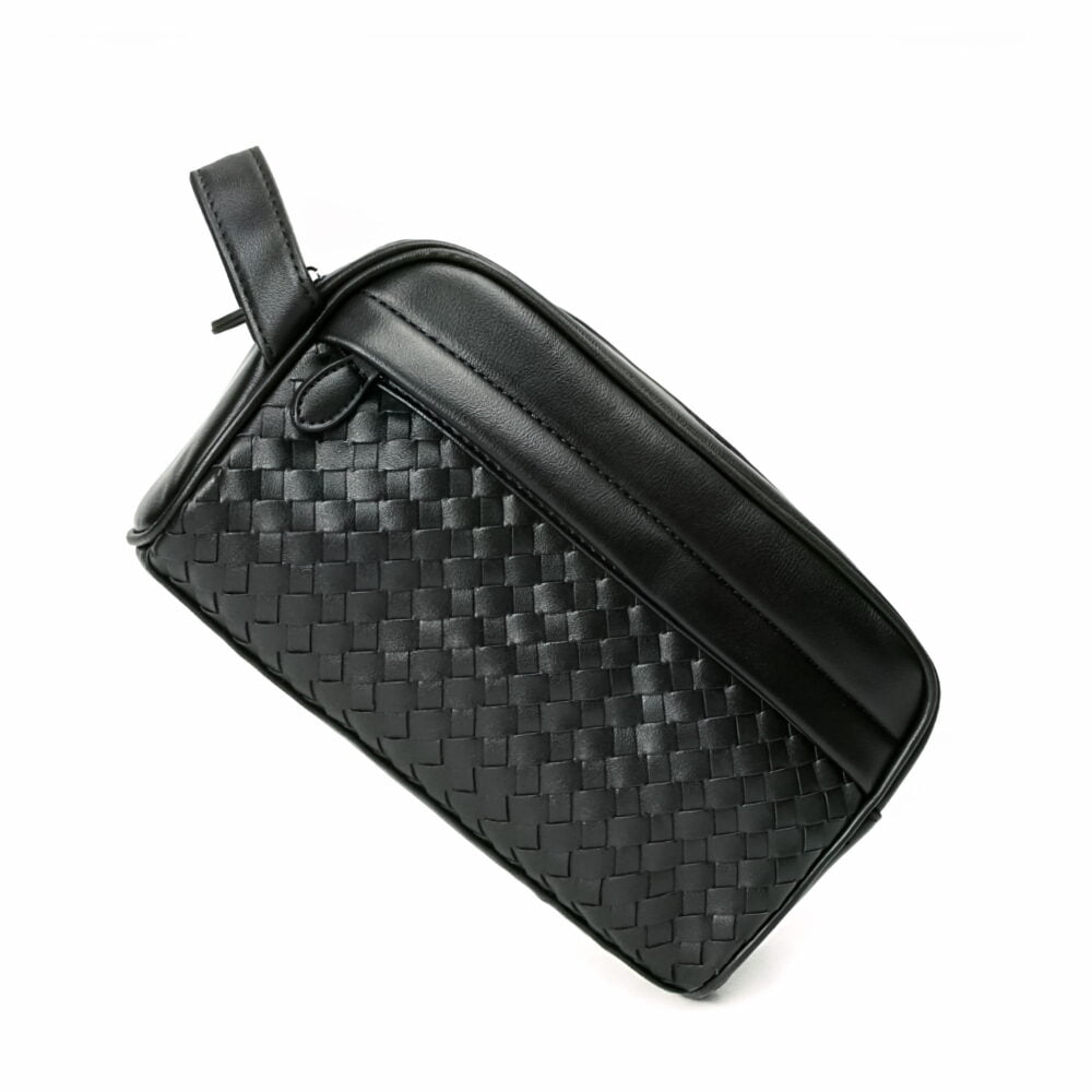 Trousse de toilette noire tressée simple vue transversale Trousse de toilette noire tressée simple vue transversale