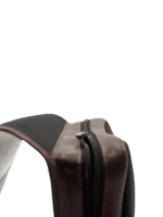 Trousse de toilette en cuir à suspendre voyage avec compartiments et bandes élastiques garde accessoire détails zip