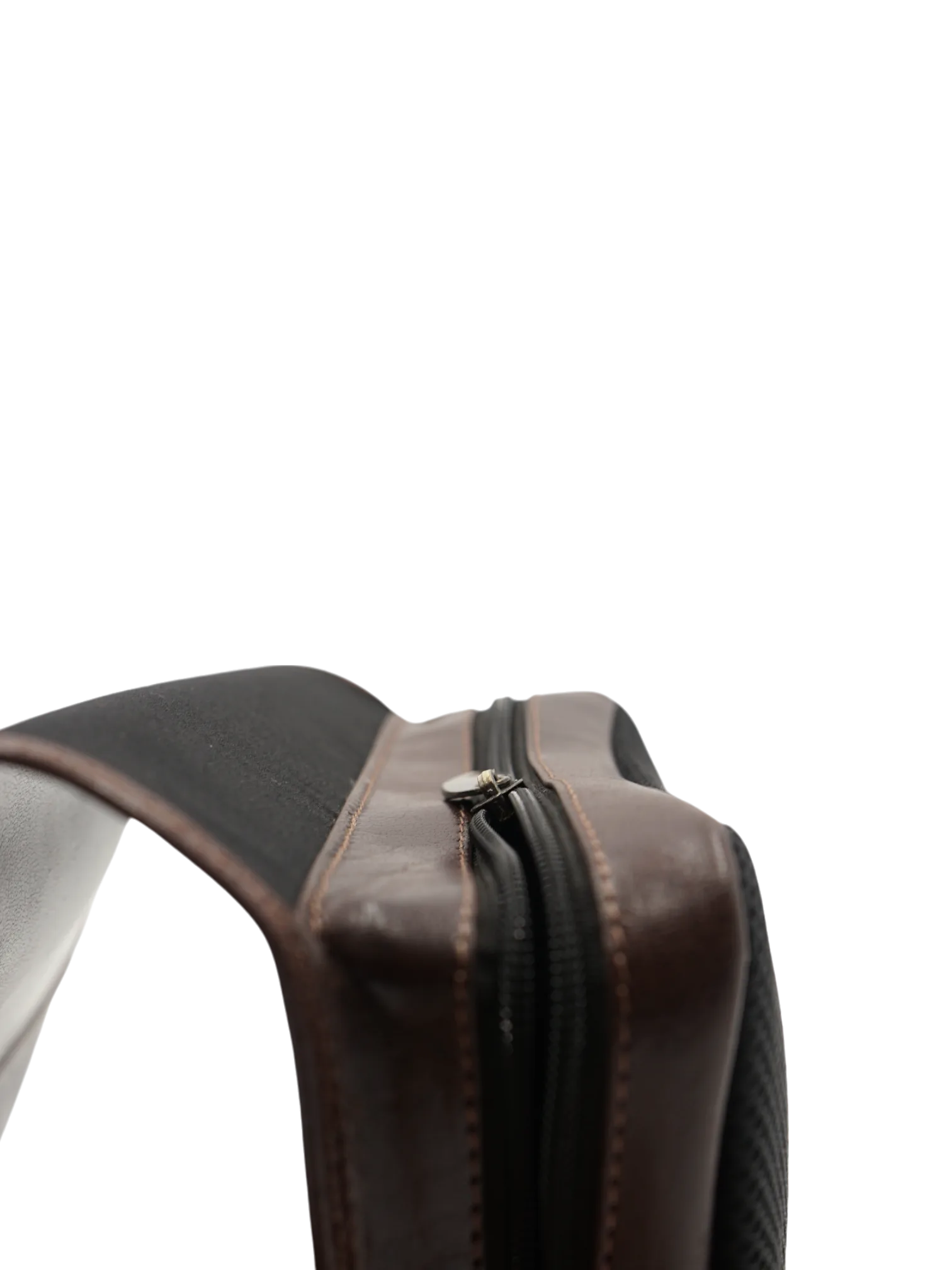 Trousse de toilette en cuir à suspendre voyage avec compartiments et bandes élastiques garde accessoire détails zip
