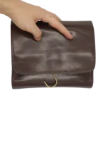 Trousse de toilette en cuir à suspendre voyage avec compartiments et bandes élastiques garde accessoire repliée 2 Trousse de toilette en cuir à suspendre voyage avec compartiments et bandes élastiques garde accessoire repliée 2