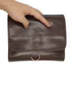 Trousse de toilette en cuir à suspendre voyage avec compartiments et bandes élastiques garde accessoire repliée 2 Trousse de toilette en cuir à suspendre voyage avec compartiments et bandes élastiques garde accessoire repliée 2