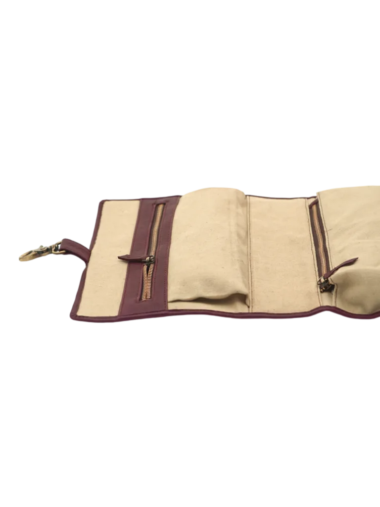 Trousse de toilette femme à suspendre en cuir rouge détails haut