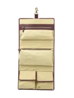 Trousse de toilette femme à suspendre en cuir rouge vue avant présentation Trousse de toilette femme à suspendre en cuir rouge vue avant présentation