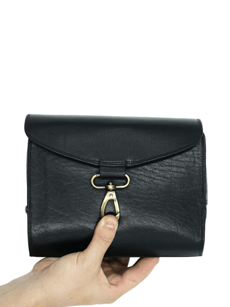Trousse de toilette homme en cuir à suspendre noir avec compartiments repliée 1