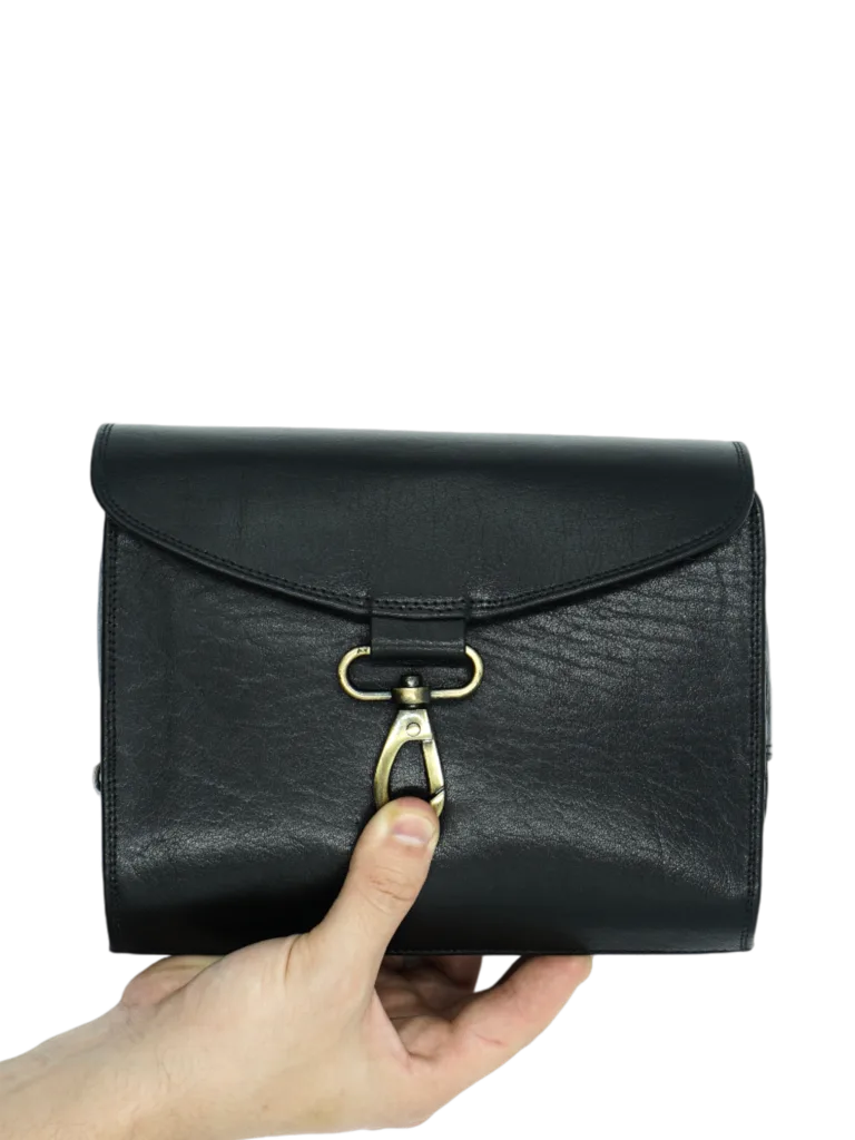 Trousse de toilette homme en cuir à suspendre noir avec compartiments repliée 1