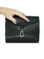 Trousse de toilette homme en cuir à suspendre noir avec compartiments repliée 2 Trousse de toilette homme en cuir à suspendre noir avec compartiments repliée 2