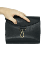 Trousse de toilette homme en cuir à suspendre noir avec compartiments repliée 2 Trousse de toilette homme en cuir à suspendre noir avec compartiments repliée 2