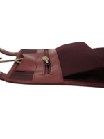 Trousse de toilette maquillage en cuir pour femme à suspendre avec quatre compartiments voyage tannage végétal rouge détails zip Trousse de toilette maquillage en cuir pour femme à suspendre avec quatre compartiments voyage tannage végétal rouge détails zip