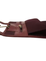 Trousse de toilette maquillage en cuir pour femme à suspendre avec quatre compartiments voyage tannage végétal rouge détails zip Trousse de toilette maquillage en cuir pour femme à suspendre avec quatre compartiments voyage tannage végétal rouge détails zip