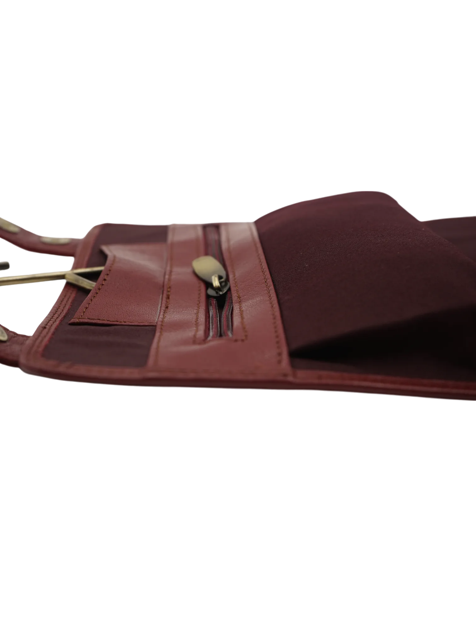 Trousse de toilette maquillage en cuir pour femme à suspendre avec quatre compartiments voyage tannage végétal rouge détails zip