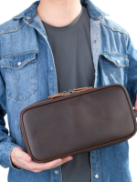 Grande trousse de toilette en cuir triple compartiment avec pochettes et elastiques brun pour homme elegant et pratique 1.png Grande trousse de toilette en cuir triple compartiment avec pochettes et elastiques brun pour homme elegant et pratique 1.png