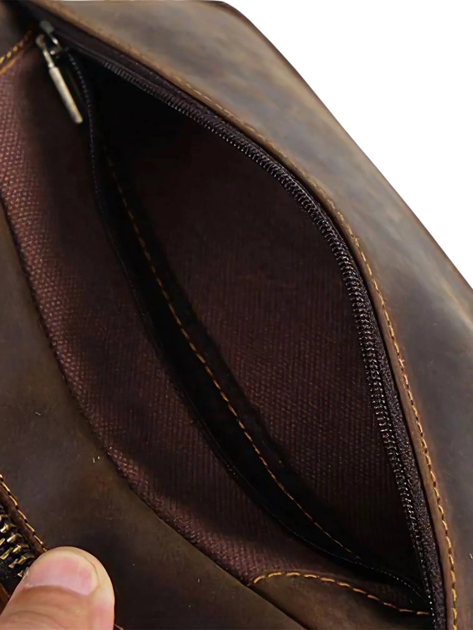Petite trousse en cuir toilette simple compartiment et pochette avec zip detail interieur couleur marron elegante et pratique 4.png