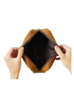 Petite trousse en cuir toilette simple compartiment et pochette cuir brun zipper interieur sombre accessoire femme 4.png